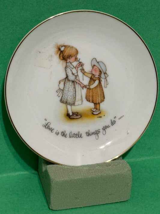 Holly Hobbie "Love is the little things" 6 inch Collector Plate - 1973 - Vintage