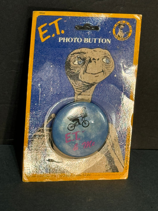 E.T. Photo Button 1982 Movie Universal Studios Pinback Button - Vintage